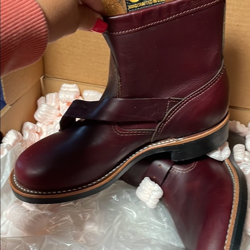 Chippewa boots size 7, runs small.